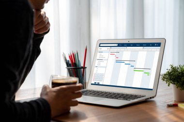 Ekip projesinin zaman çizelgesini gösteren bilgisayar ekranında, modern iş projesi yönetimi için proje planlama yazılımı