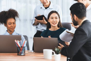 Mutlu iş adamları birlikte çalışır, şirket ofisinde tartışırlar. Profesyonel ve çeşitlilik takım çalışması iş planını bilgisayarda tartışır. Modern çok kültürlü ofis çalışanı. Uyum