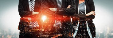 İş ortaklığı anlaşmasının başarısını gösteren birçok iş adamı konferans grubu toplantısının arka plandaki görüntüsü. Takım çalışması, güven ve anlaşma kavramı. uds