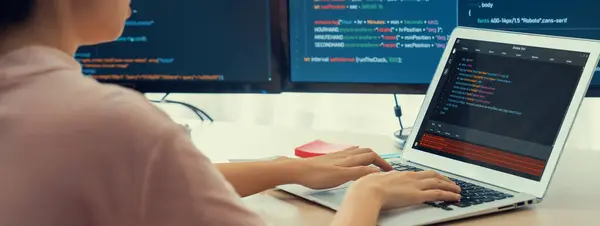 Zugeschnittenes Bild Einer Webentwicklerin Die Laptop Programmiert Während Der Computer — Stockfoto