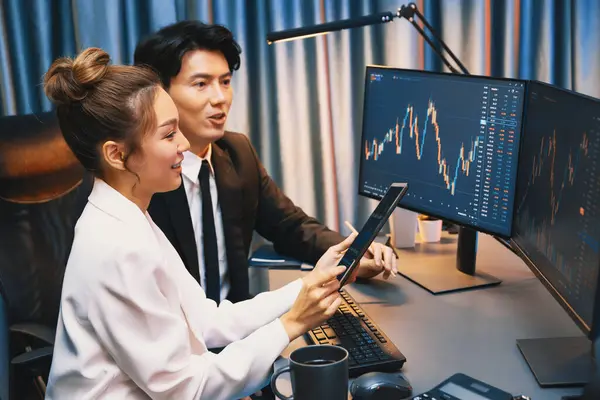 Geschäftsfrau Hält Tablet Auf Dynamische Börsenstatistik Online Zeigt Partnern Teilen — Stockfoto