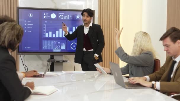 Presentación Oficina Sala Reuniones Con Equipo Analistas Utiliza Fintech Para — Vídeos de Stock