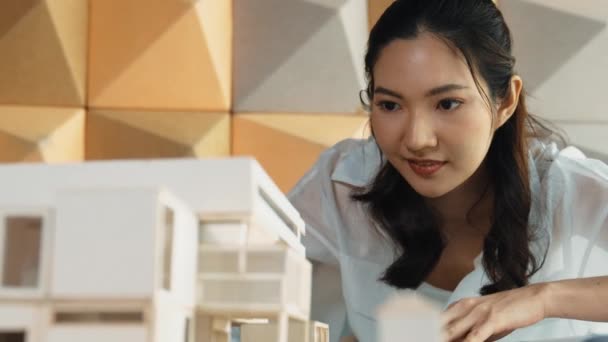 Close Profissional Asiático Engenheiro Arquiteto Feminino Olhando Verificar Modelo Casa — Vídeo de Stock