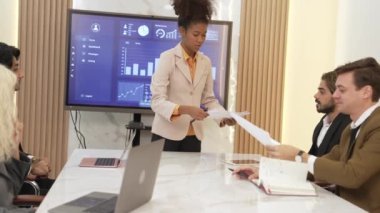 Finansal veri sunumuna başlamadan önce üniversiteye ya da yatırımcıya kağıtlar hakkında iş istihbaratı dağıtırken BI Fintech kullanan analist ekibiyle ofis veya süs toplantı odasında sunum yapmak