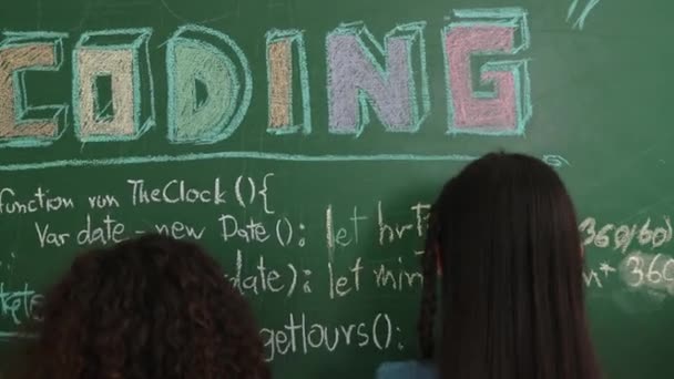 Visszapillantás Változatos Diák Írás Prompt Fedélzeten Míg Lány Megfordul Hogy — Stock videók