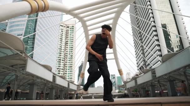 Cámara Bajo Ángulo Bailarina Callejera Profesional Practica Danza Boy Joven — Vídeos de Stock