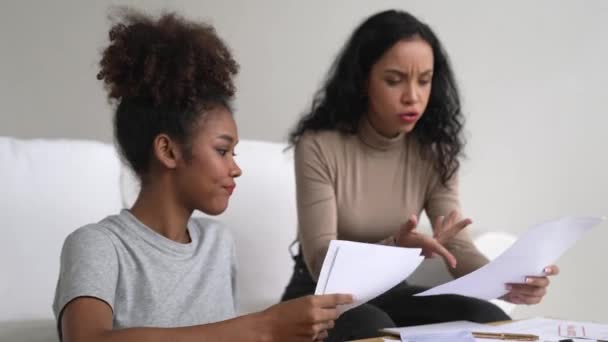 Стрессовые Афроамериканские Женщины Имеют Финансовые Проблемы Задолженностью Кредитным Картам Оплатить — стоковое видео