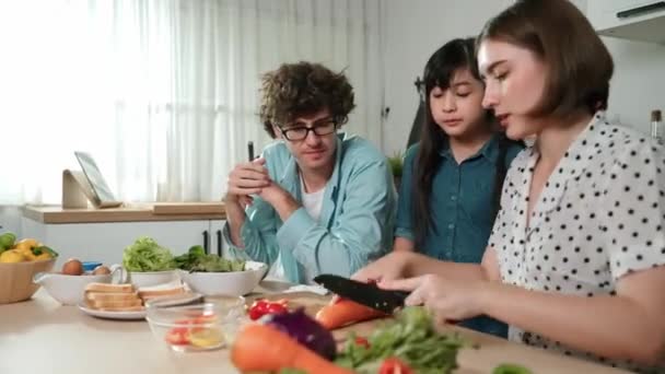 Pai Caucasiano Atraente Mãe Passar Tempo Juntos Para Cozinhar Refeição — Vídeo de Stock