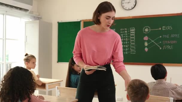 Professionell Glad Lärare Samlar Anteckningsbok Från Söt Elev Medan Sitter — Stockvideo