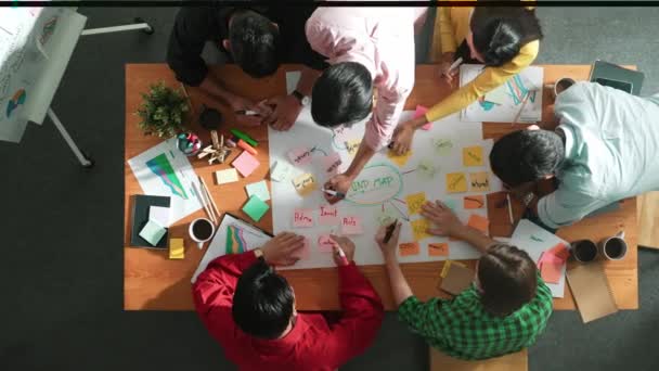 Kelompok Orang Bisnis Menulis Catatan Lengket Dan Membuat Peta Pikiran — Stok Video