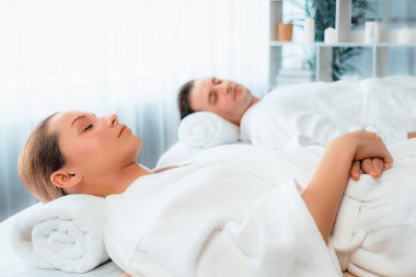 Kafkas çift müşterisi stres önleyici spa masajının keyfini çıkarıyor ve lüks otel veya oteldeki gündüz açık hava ortamında güzellik teniyle eğleniyor. Sessiz.