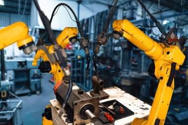 XAI Smart Endüstri 4.0 veya 4. endüstriyel devrimin otomasyon üretim sürecini ve IOT yazılımını gösteren dijital fabrika üretim teknolojisi için robot kolları.