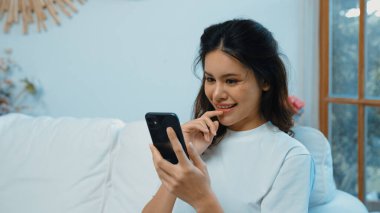 Genç bir kadın internet üzerinden alışveriş yapmak için internet üzerinden internet üzerinden internet üzerinden alışveriş yapıyor. Modern ve konforlu çevrimiçi alımlar güvenli ve uygun alışverişleri sağlar.