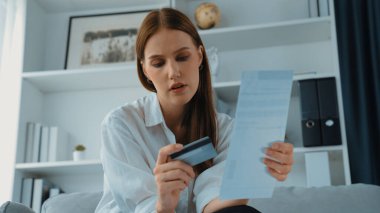 Stresli genç bayanın kredi kartı borçlarıyla ilgili mali sorunları var. Kötü kişisel para ve mortgage ödeme yönetimi krizinden korunmak için. Kadınlar aşırı harcama yüzünden finansal iflastan endişe ediyorlar.