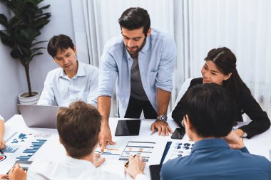 Analist ekibi toplantı odasındaki mali verileri analiz etmek için BI Fintech 'i kullanıyor. İş adamları, ticari öngörü ve stratejik pazarlama planlama için iş dünyası panelinin gücünü kağıt üzerinde analiz ediyor.