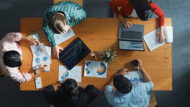 İş kadınlarına tepeden bakan bir bakış açısı. Açıkla ve finansal durumu açıkla. Çeşitli gruplar yatırım grafiğiyle toplantı masasında borsa istatistikleri hakkında tartışıp dinlediler. Cemaat.