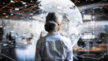 Üst düzey kadın programcı yapay zeka güdümlü pazarlama çözümleri için LISP Açık Robot Hologramı aracılığıyla yazılım analiz ediliyor.