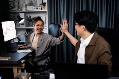 Başarılı Asyalı, zeki, güler yüzlü iş adamı. Ortağı gündelik kıyafet giyiyor. Modern ofiste borsa teknolojisi yatırımı karşılığında en yüksek karı alıyor. İnfobahn.