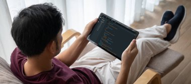 Model uygulama ve program kodlaması için bilgisayar ekranında yazılım geliştirme programlama