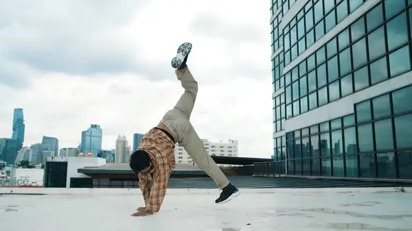 Glad Latinamerikansk Dansare Bär Avslappnad Outfit Break Dans Urban Stad — Stockfoto