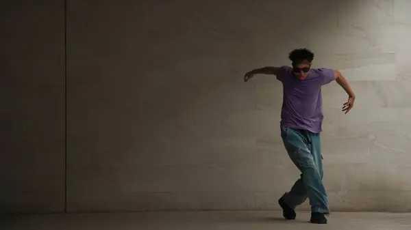 Zkušený Chytrý Pouliční Tanečník Cvičit Boy Pohyb Budově Šedým Pozadím — Stock fotografie
