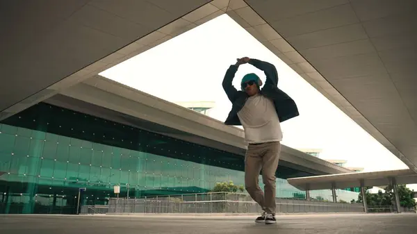 Motion Shot Szczęśliwy Hipster Praktyki Chłopiec Taniec Stylową Tkaniną Budynku — Zdjęcie stockowe