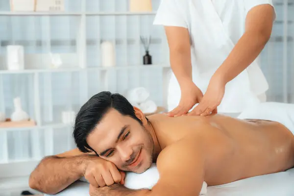 Kavkazský Muž Zákazník Těší Relaxační Antistresové Lázeňské Masáže Hýčkání Krásnou — Stock fotografie