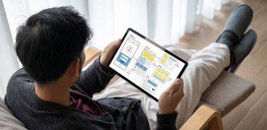 Model mobil uygulama ve web sitesi için UX UI tasarım süreci. Profesyonel uygulama geliştiricisi için kablo grafiğinin yaratıcı prototipi .