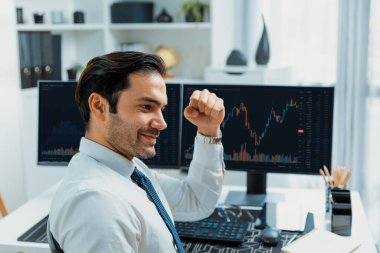 Akıllı tüccar işadamı, modern merkez ofisindeki araştırma pazarında en yüksek kârlı finansal teknolojiye yatırım yaparak bilgisayar üzerinde iki dinamik borsa yatırım ekranını analiz ediyor. Tahmin et..