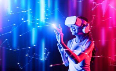 Zeki bir kadın, metaevreni birbirine bağlayan VR kulaklık takan neon ışıklarla çevrili duruyor. Gelecekteki siber uzay topluluğu teknolojisi. Sanal gerçeklik objesini kullanan zarif bir kadın. Halüsinasyon.