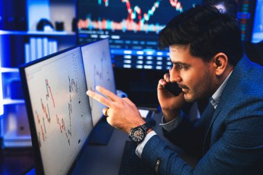 Borsa simsarı, dinamik dijital para biriminin dizüstü bilgisayar sunucusundaki verileri analiz etmek için komisyoncuyu ya da ortağı arıyor. Yatırımcılar piyasa hisselerini dekoratif neon ışıklarına doğrultuyorlar. Satılabilir.