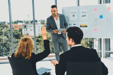 İş kadınları ve işadamları ofis odasında grup toplantısına katılıyorlar. Şirket iş ekibi konsepti. uds