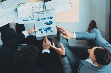 İş adamı, modern işyerindeki başka bir iş ortağıyla görüşmede. Kurumsal iş adamları konsepti. uds