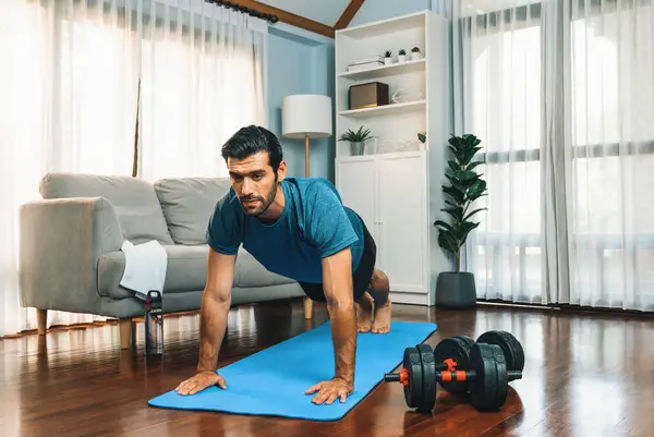 Atletische Sportieve Man Doet Pushup Fitness Mat Tijdens Lichaamsbeweging Thuis — Stockfoto