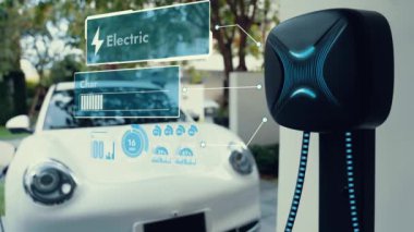 Elektrikli araba, gelecekteki ev şarj istasyonunda akıllı dijital EV batarya durumu hologramıyla şarj oluyor. EV arabasının teknolojik gelişimi ve sürdürülebilir gelecek için ev enerjisi altyapısı. İncelenme
