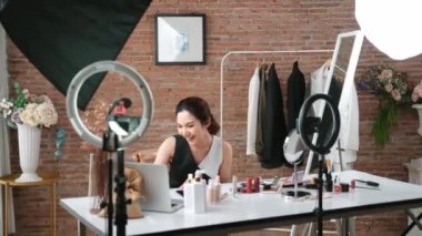 Kadın nüfuzlu kişi sosyal medya ya da blog için canlı yayın yapan video klip eleştirmeni derisini çekiyor. Canlı kozmetik stüdyosu ışıklandırması olan mutlu genç bir kız pazarlama için internet üzerinden yayın yapıyor..