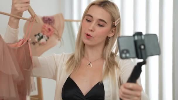 Νεαρή Γυναίκα Δημιουργός Περιεχομένου Κοινωνικών Μέσων Κάνει Βίντεο Μόδας Χρησιμοποιώντας — Αρχείο Βίντεο