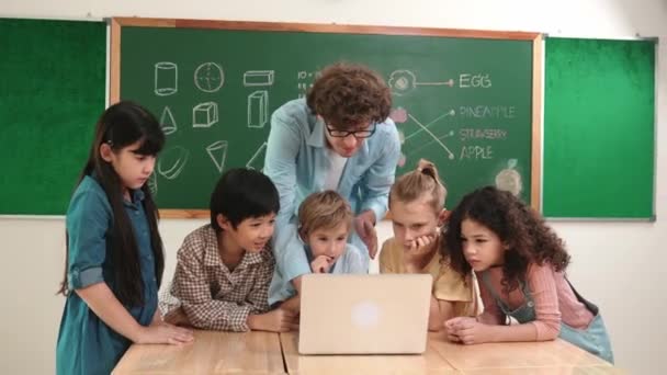 Biała Nauczycielka Zróżnicowana Uczennica Patrząca Laptopa Klasie Cute Wielokulturowe Dzieci — Wideo stockowe