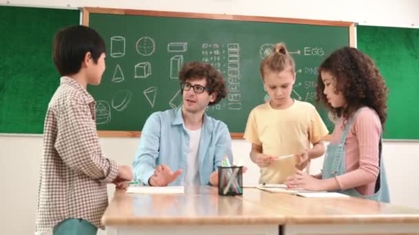 Smart Lärare Förklara Idé Medan Olika Barn Rita Sinne Karta — Stockvideo