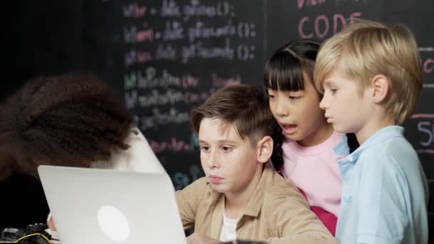 ラップトッププログラミングエンジニアリングコードとライティングプログラムを使用して少年を閉じ ブラックボードのStemテクノロジークラスルームで友人に囲まれたスマート多様な学生のグループ エラー — ストック動画