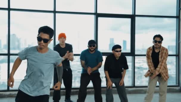Profesionální Hipster Provést Krok Tančit Spolu Různými Multikulturní Přítel Stojí — Stock video