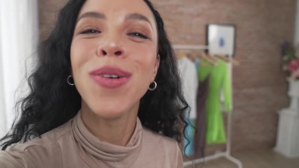 Γυναίκα Influencer Πυροβολούν Ζωντανή Ροή Vlog Ρούχα Αναθεώρηση Βίντεο Ζωτικής — Αρχείο Βίντεο