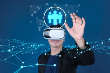 İş adamı müşteri hedef gruplarını belirlemek için verileri analiz eder, pazarlama stratejilerini rafine eder. Her hedef grubun özel ihtiyaçlarını karşılamak için iletiler gönderiliyor. FaaS