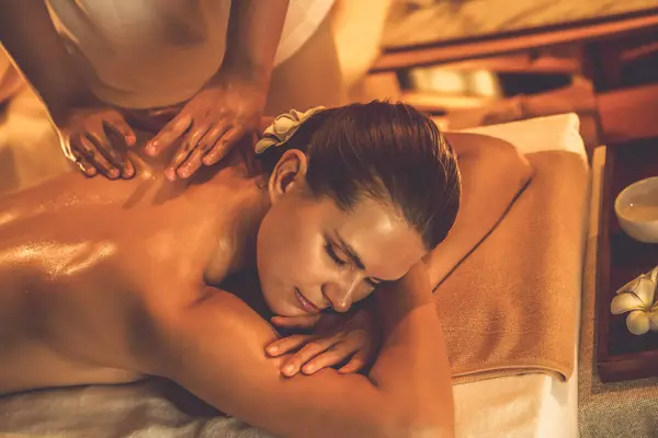 Cliente Mulher Caucasiana Desfrutando Relaxante Massagem Spa Stress Mimando Com — Fotografia de Stock