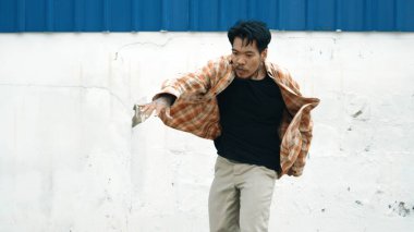 İspanyol komedi koreografı hip hop tarzında dans ediyor. Genç mutlu break dansçı B-boy dansı yapıyor. Sokak dansı yapan komik adamın hareket çekimi. Açık hava sporu 2024. Modern dans. ÇalışmaComment.