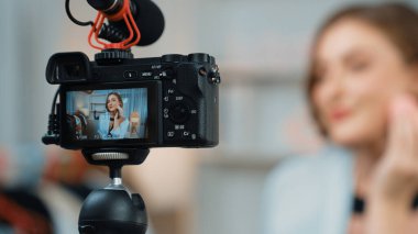 Arka görünüm kamera ekran etkileyicisi canlı yayın video görüntüleme makyaj prim sosyal medya veya blog çekim. İnternetteki pazarlama kaydı için kozmetik stüdyosu ışıklandırması olan kız.