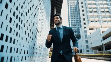 Şehir caddesinde yürürken neşeyle dans eden yetenekli bir iş adamı. Proje müdürü iyi haberler aldı, terfi aldı, başarılı bir iş buldu, aynı zamanda coşkuyu dile getirdi. Sevinçli..