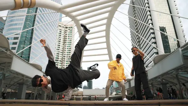 Groep Van Professionele Street Dancer Vrolijken Terwijl Aziatische Hipster Freestyle — Stockfoto