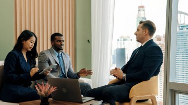 Şehir siluetine bakan süslü ofis, çeşitlilik uzmanlığı iddialı iş genişletme veya stratejik pazarlama tartışmaları. Finansal danışman, danışmanlık sektörü öngörüleri ve fikir verir