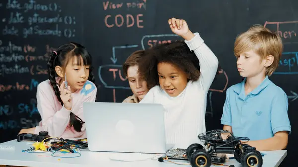 Wielokulturowe Inteligentne Dzieci Korzystające Kodu Programowania Laptopa Oraz Programu Pisania — Zdjęcie stockowe